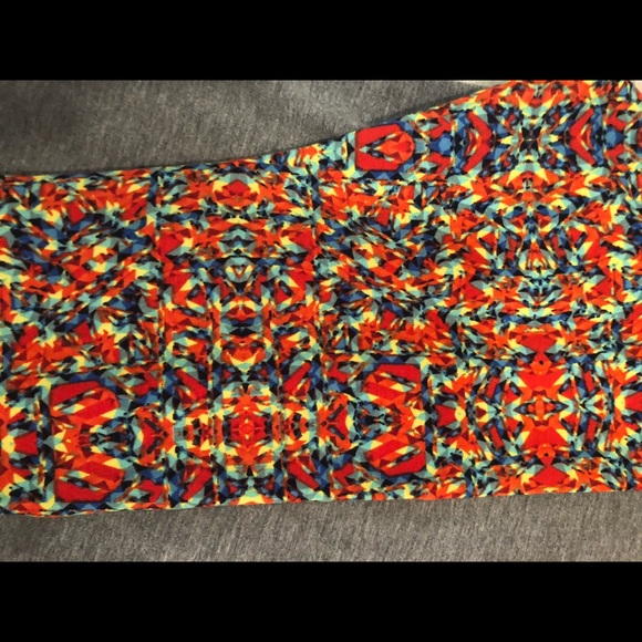 Lularoe Randy Tee - Picture 2 of 3